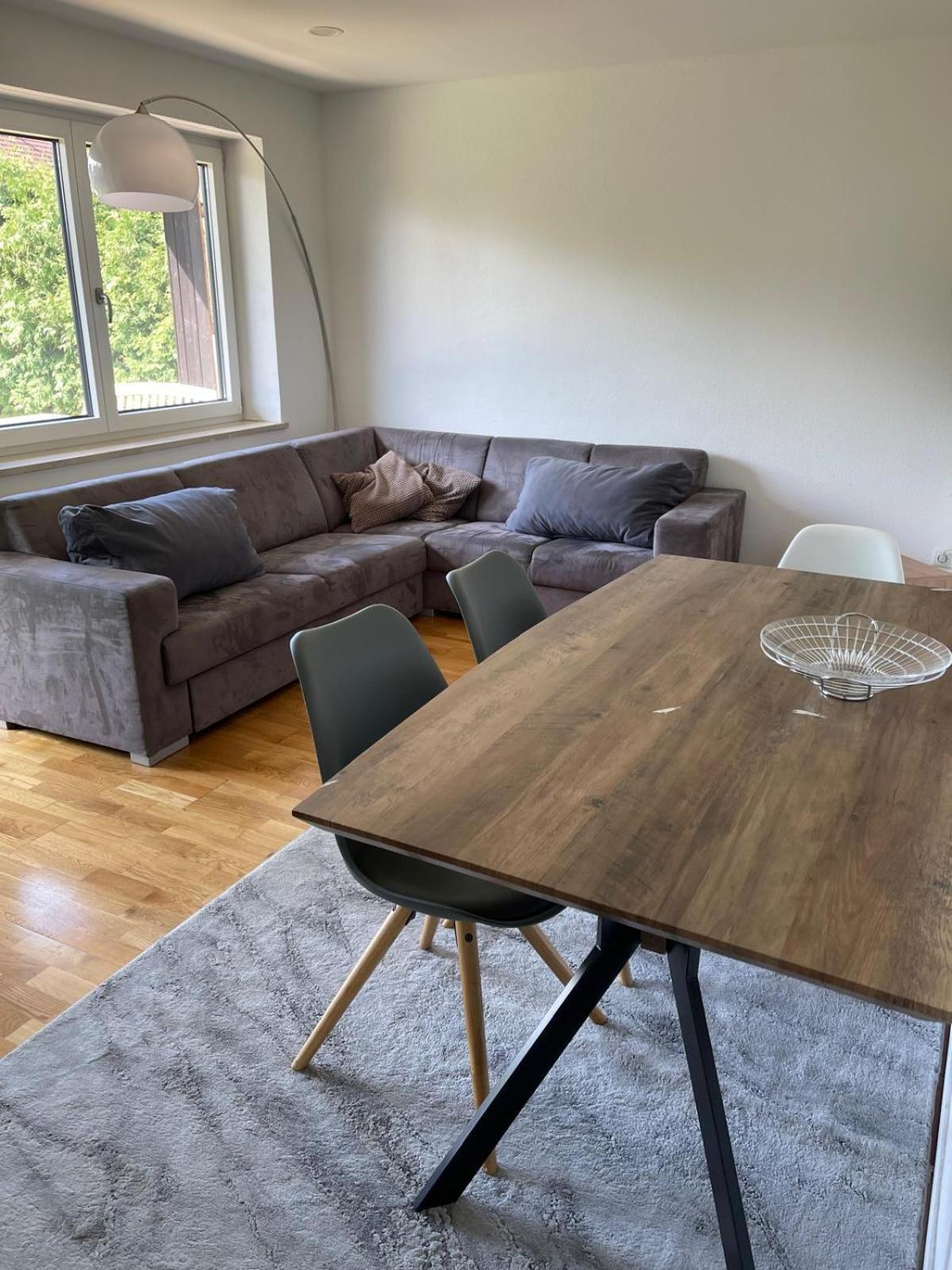 In Ruhiger Siedlung Mit Stellplatz *